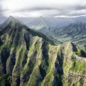 The majestic West Maui mountains on a 90 minutes Maui spectacular helicopter tours.